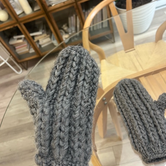 Hand Made Knitted 100% Wool Mittens - Picture 4 of 8